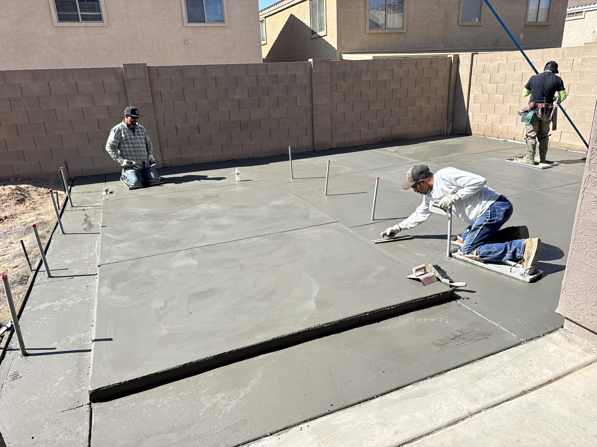 📸 Ares & Eros crew hand-finishing a concrete patio slab in Phoenix, AZ — precise trowel work for a smooth desert-ready surface 📸 Ares & Eros crew hand-finishing a concrete patio slab in Phoenix, AZ — precise trowel work for a smooth desert-ready surface