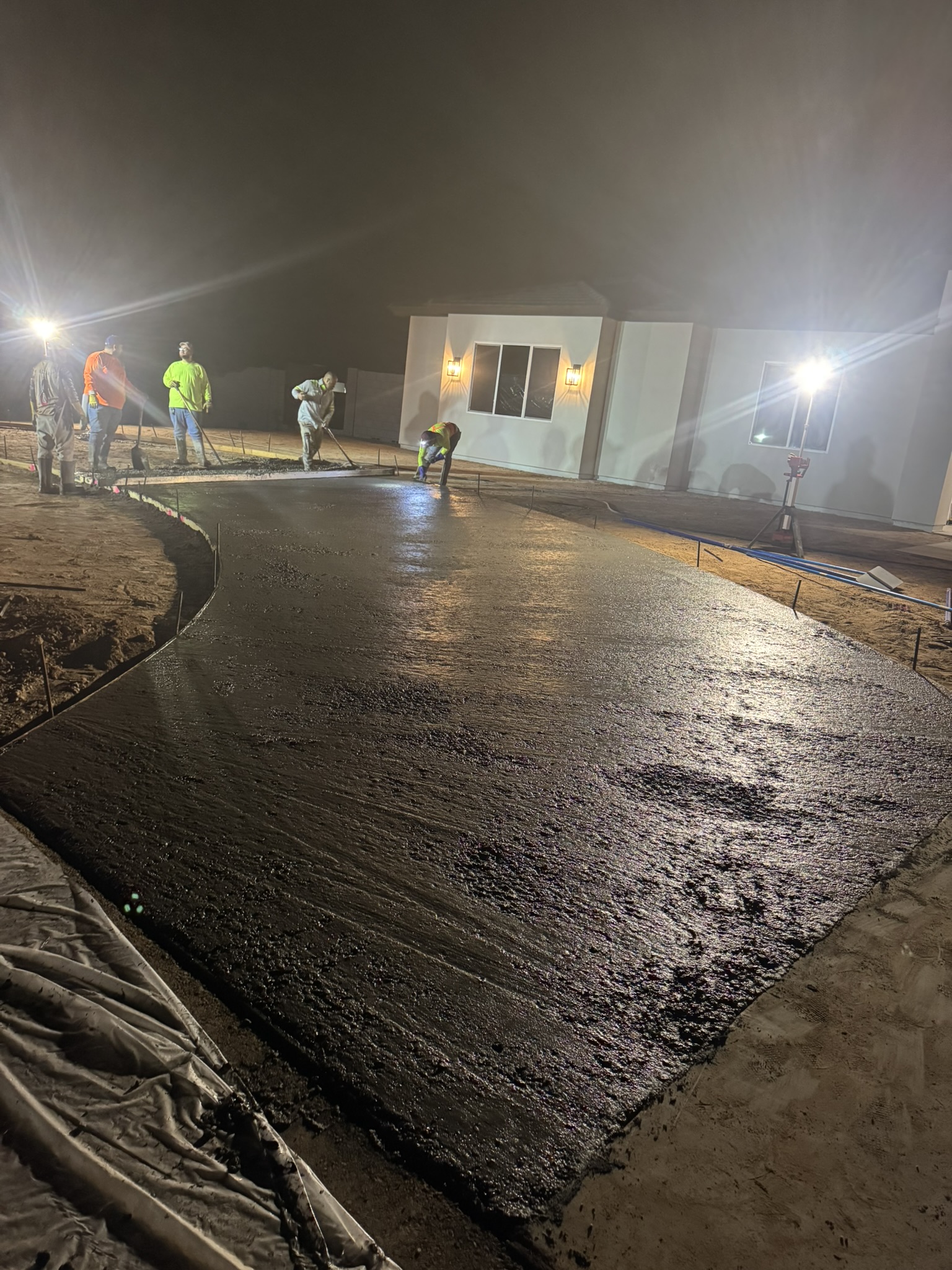 📸 AAE Contracting crew pouring concrete driveway at night in Phoenix, AZ to avoid extreme daytime heat 📸 AAE Contracting crew pouring concrete driveway at night in Phoenix, AZ to avoid extreme daytime heat
