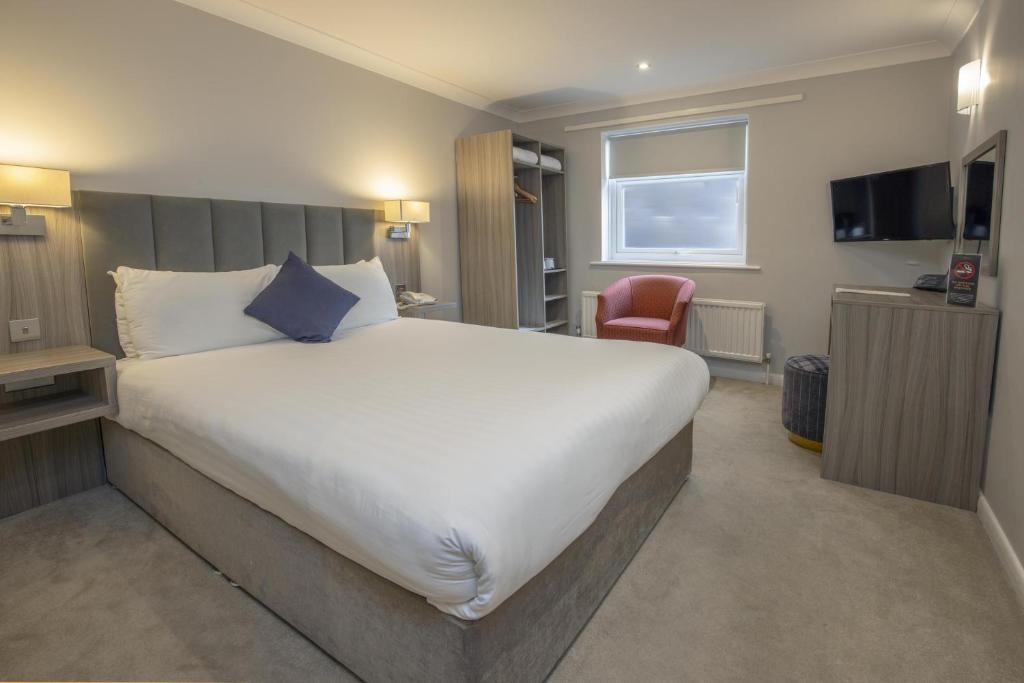 A comfortable bedroom at Parkmore Hotel