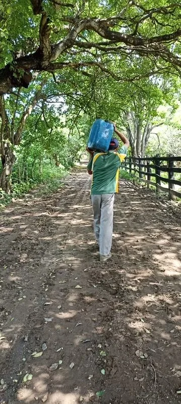 El Maranonal — child carrying water before the well
