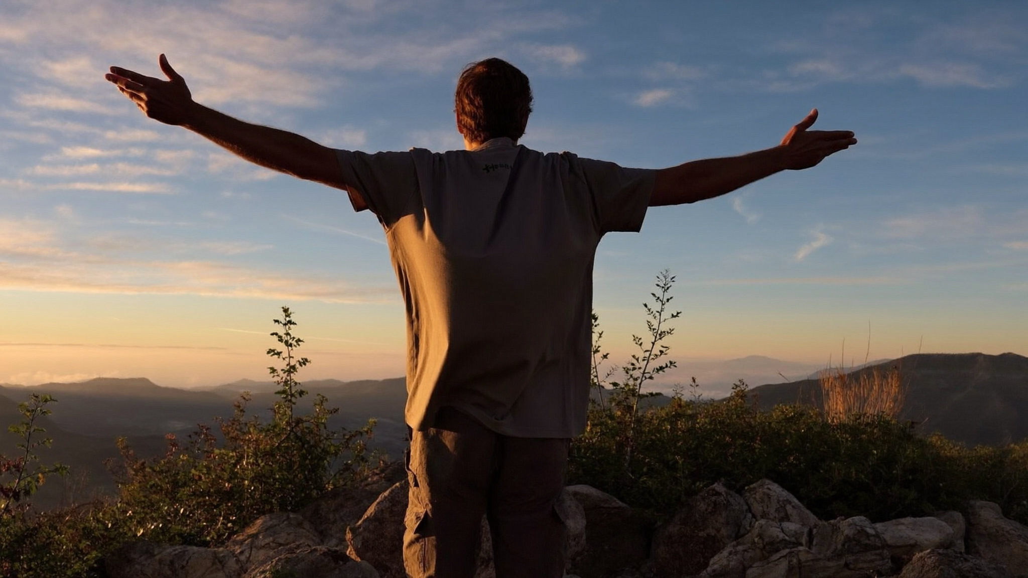 Hombre libre en la cima del cerro, sin dependencias