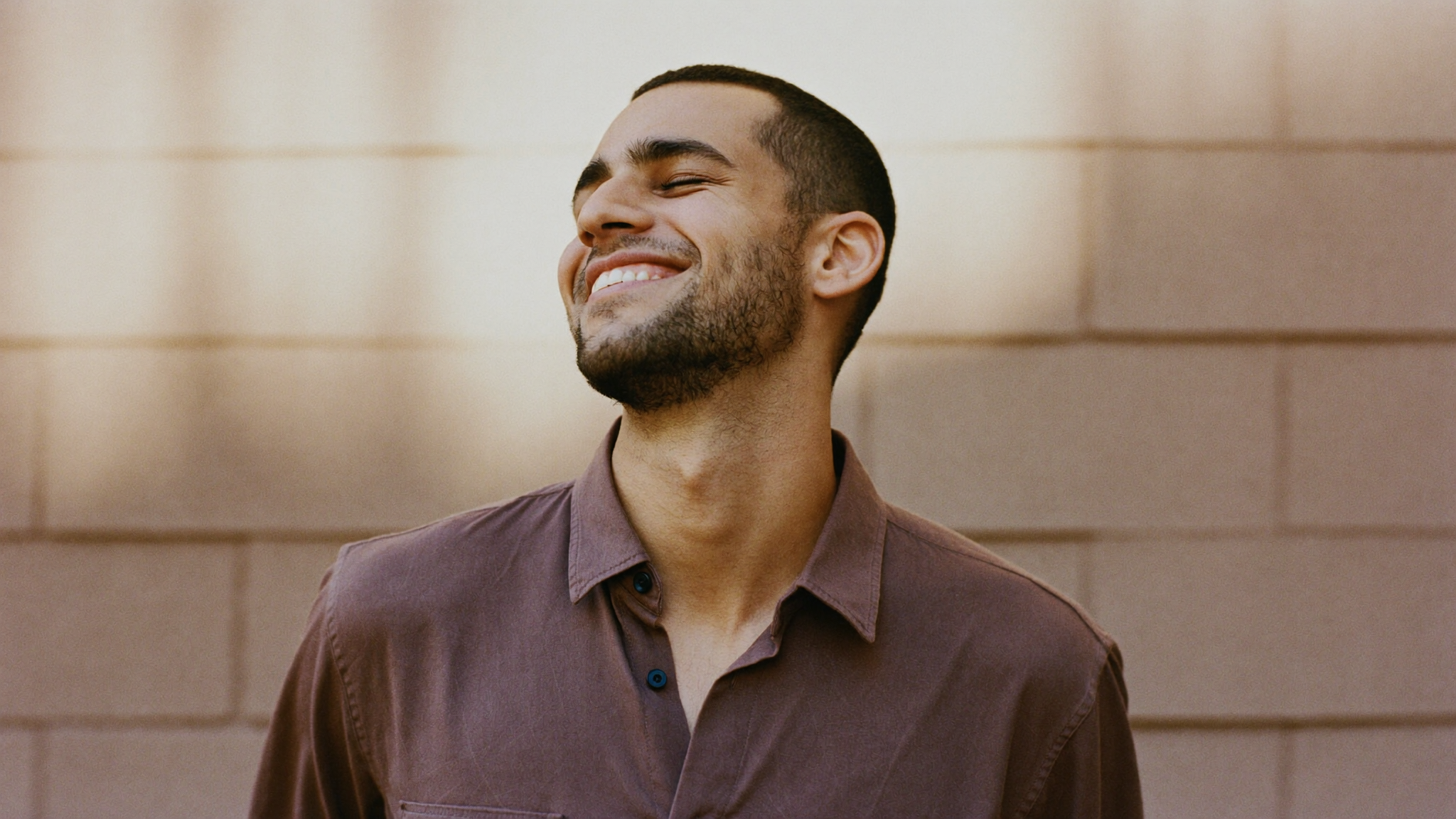 Hombre sonriendo feliz, libre de adicciones