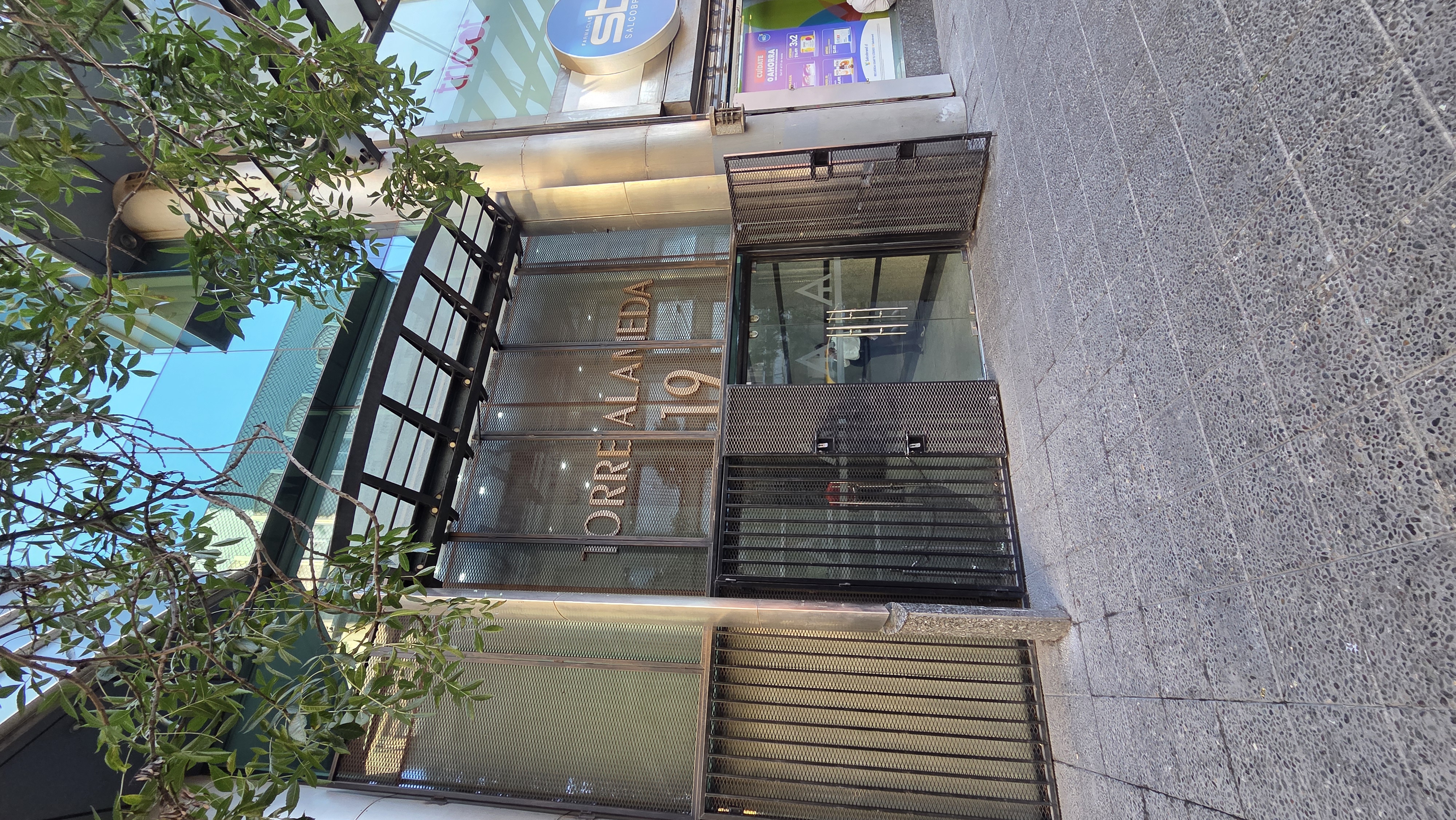 Entrada principal de nuestra clínica en Torre Alameda, San Antonio 19