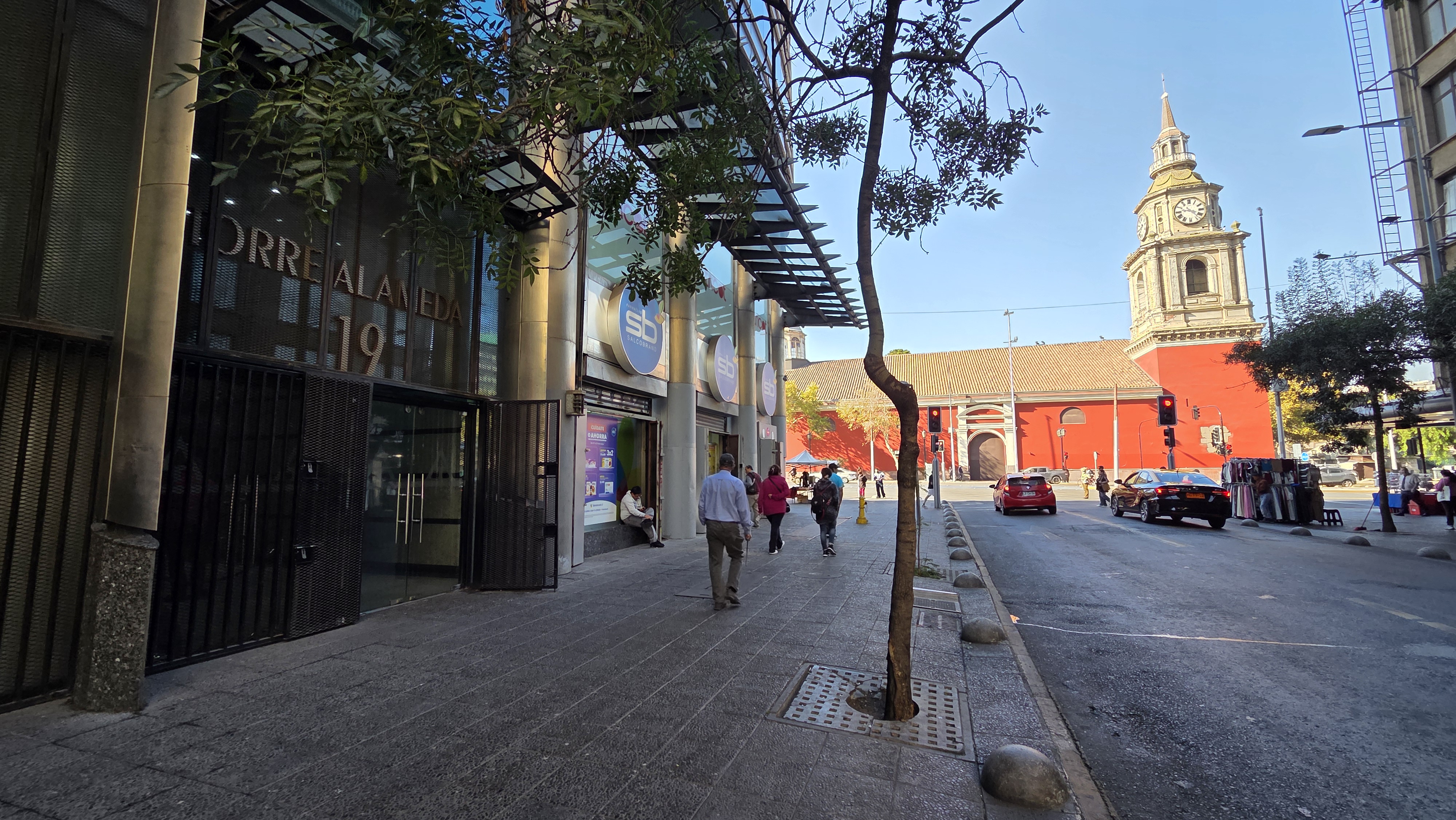 Vista panorámica del edificio junto a la iglesia