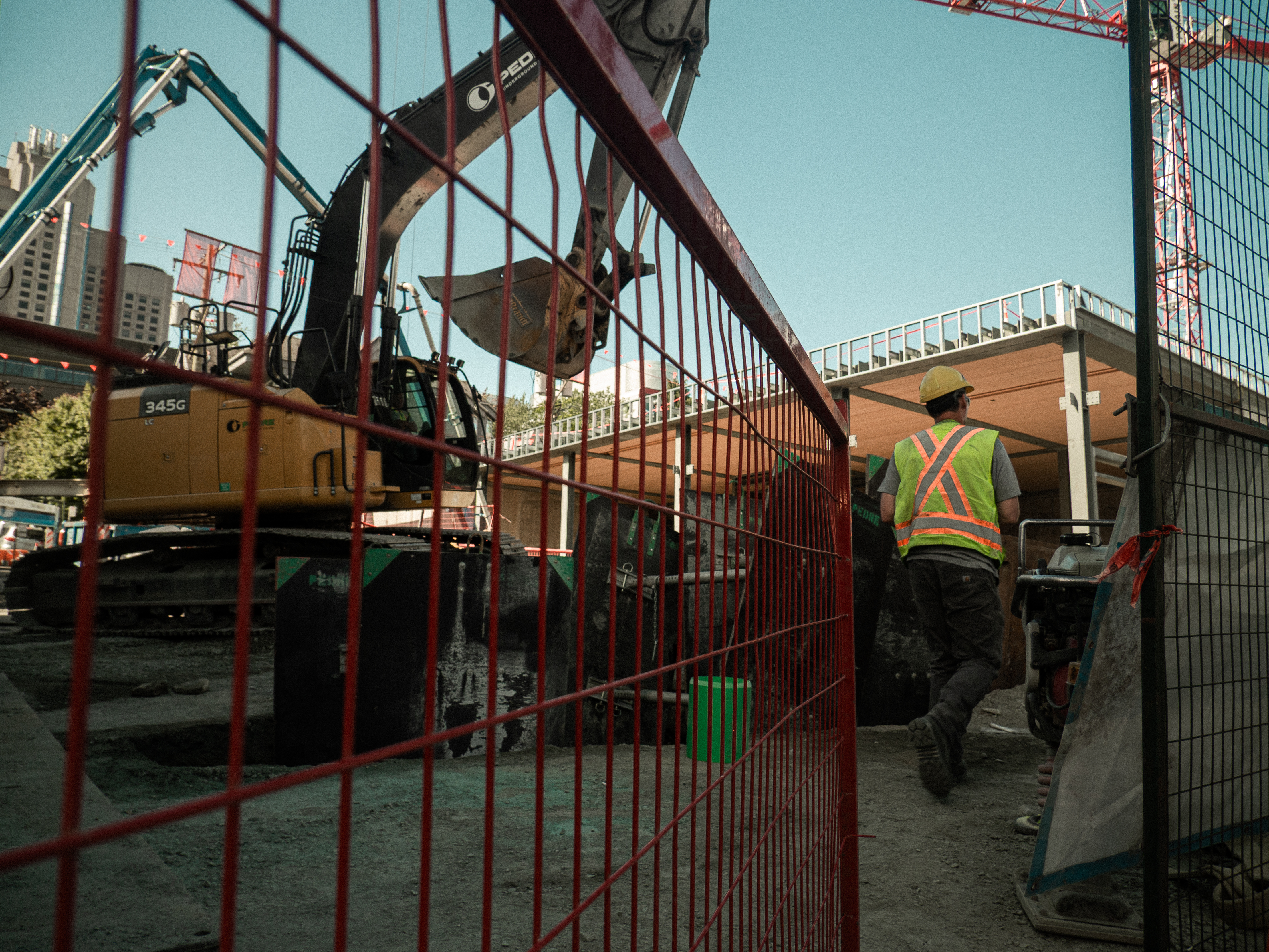 Pedre Contractors crew and equipment on site – photo 17