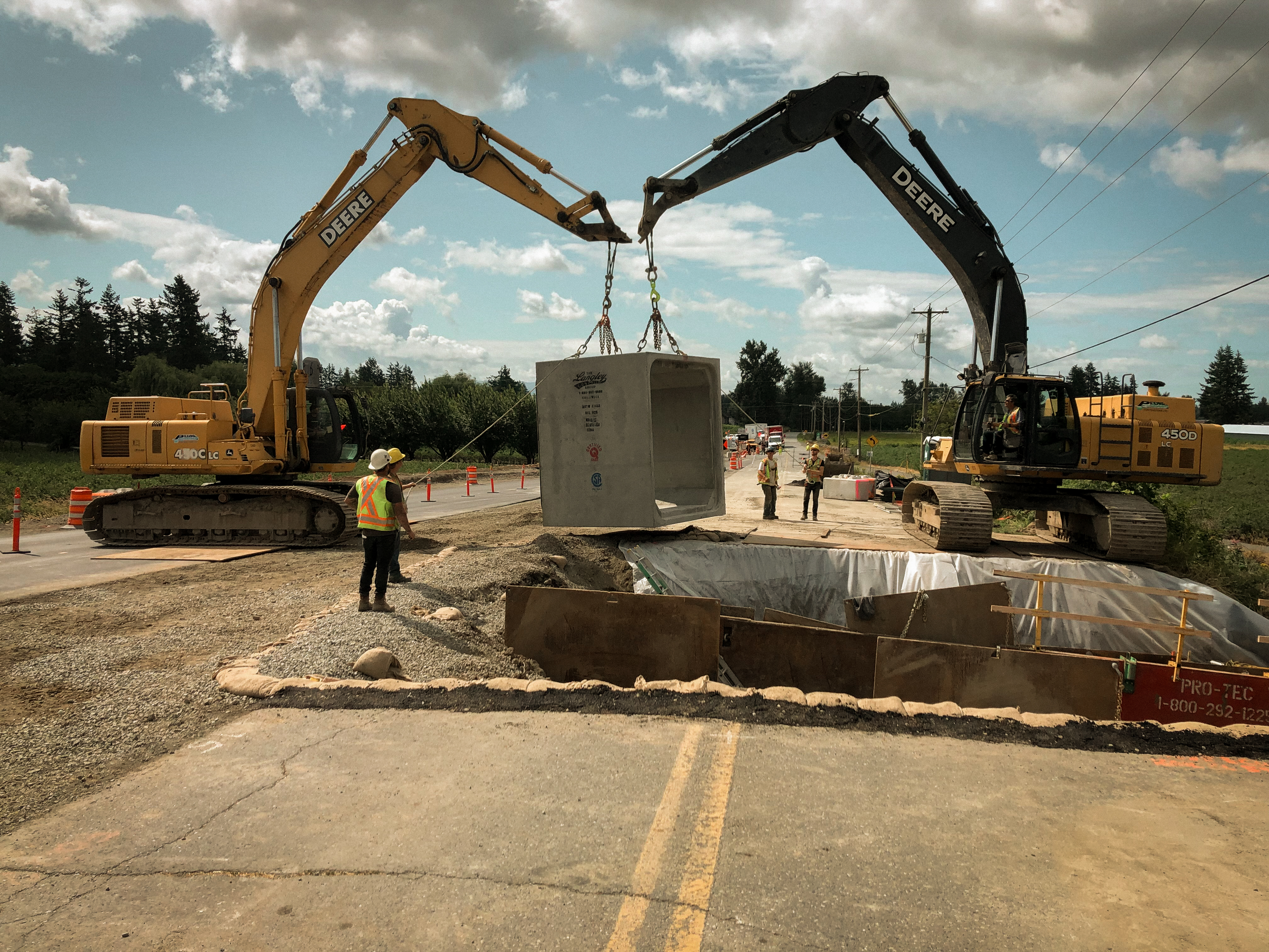 Pedre Contractors water main installation crew and equipment on site – photo 13