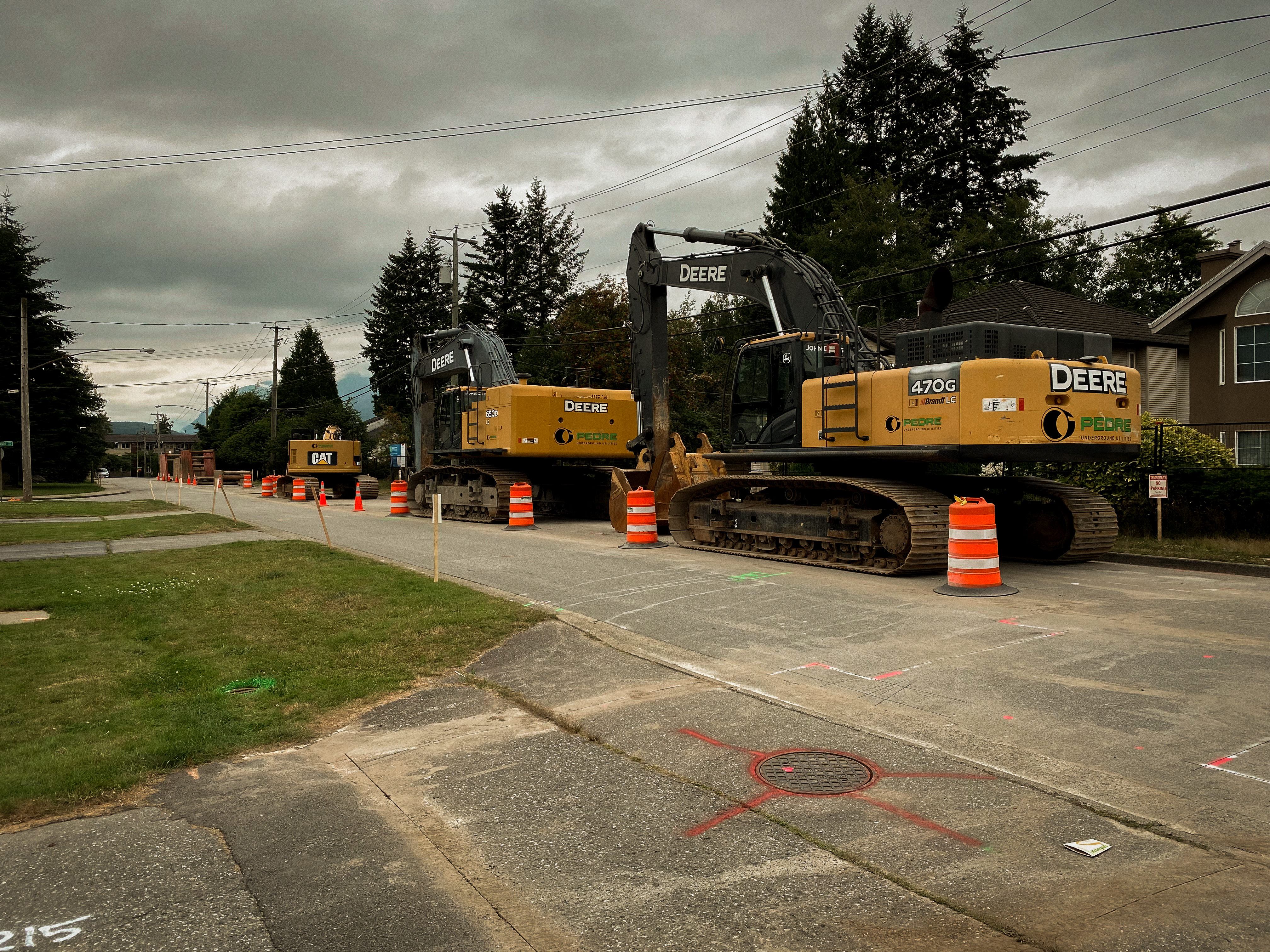 Pedre Contractors water main installation crew and equipment on site – photo 11
