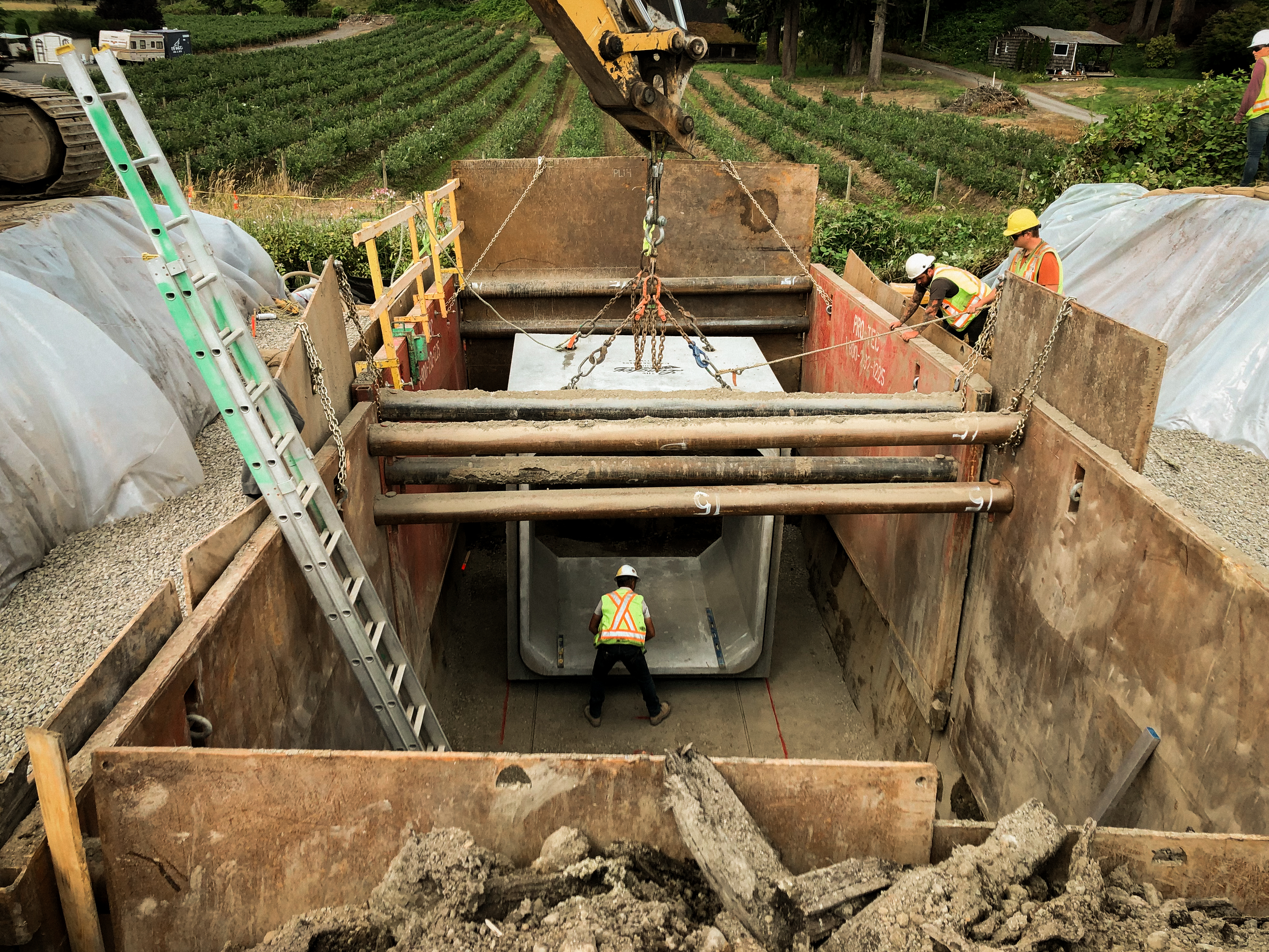 Pedre Contractors water main installation crew and equipment on site – photo 14