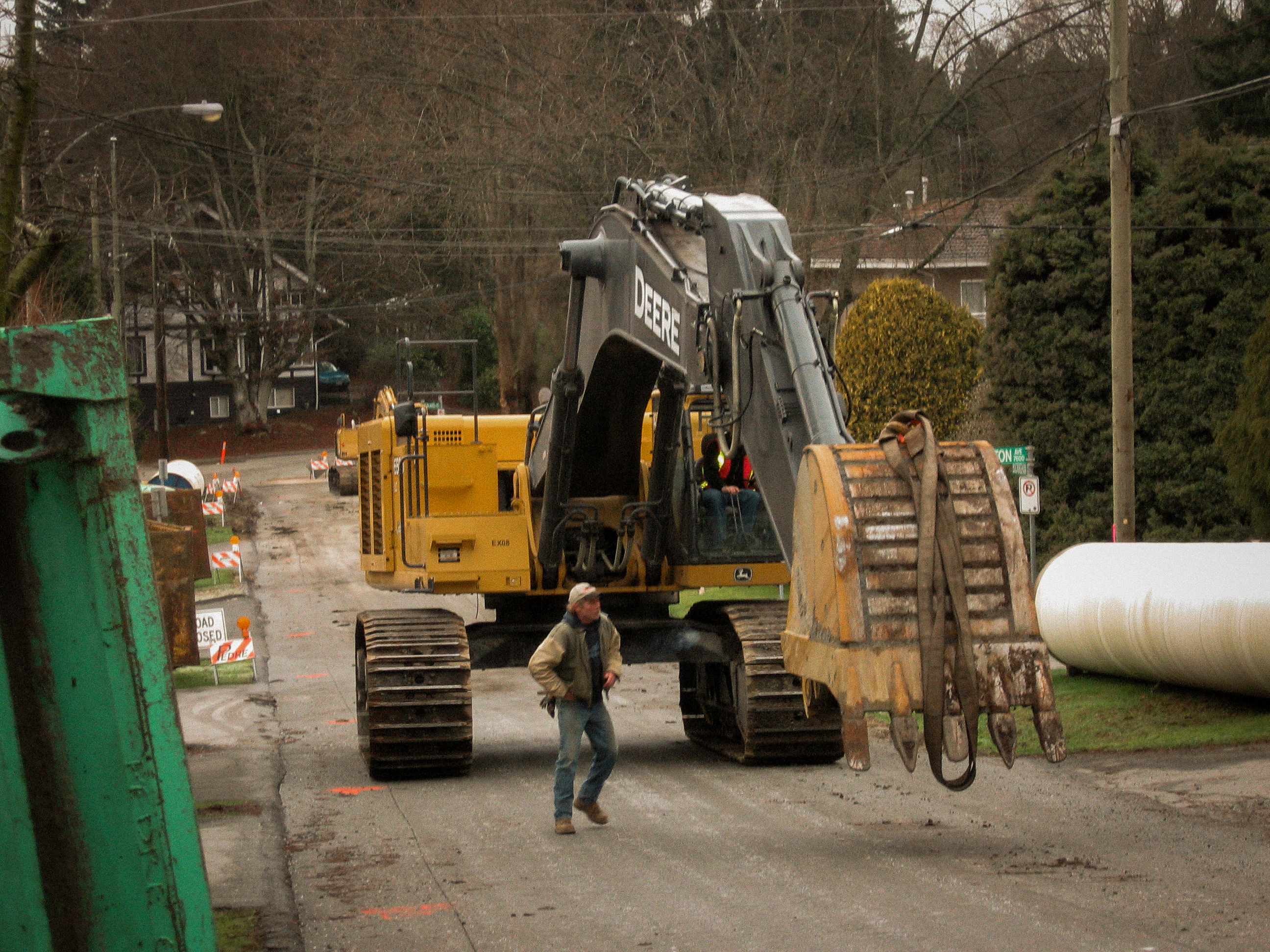 Pedre Contractors water main installation crew and equipment on site – photo 17