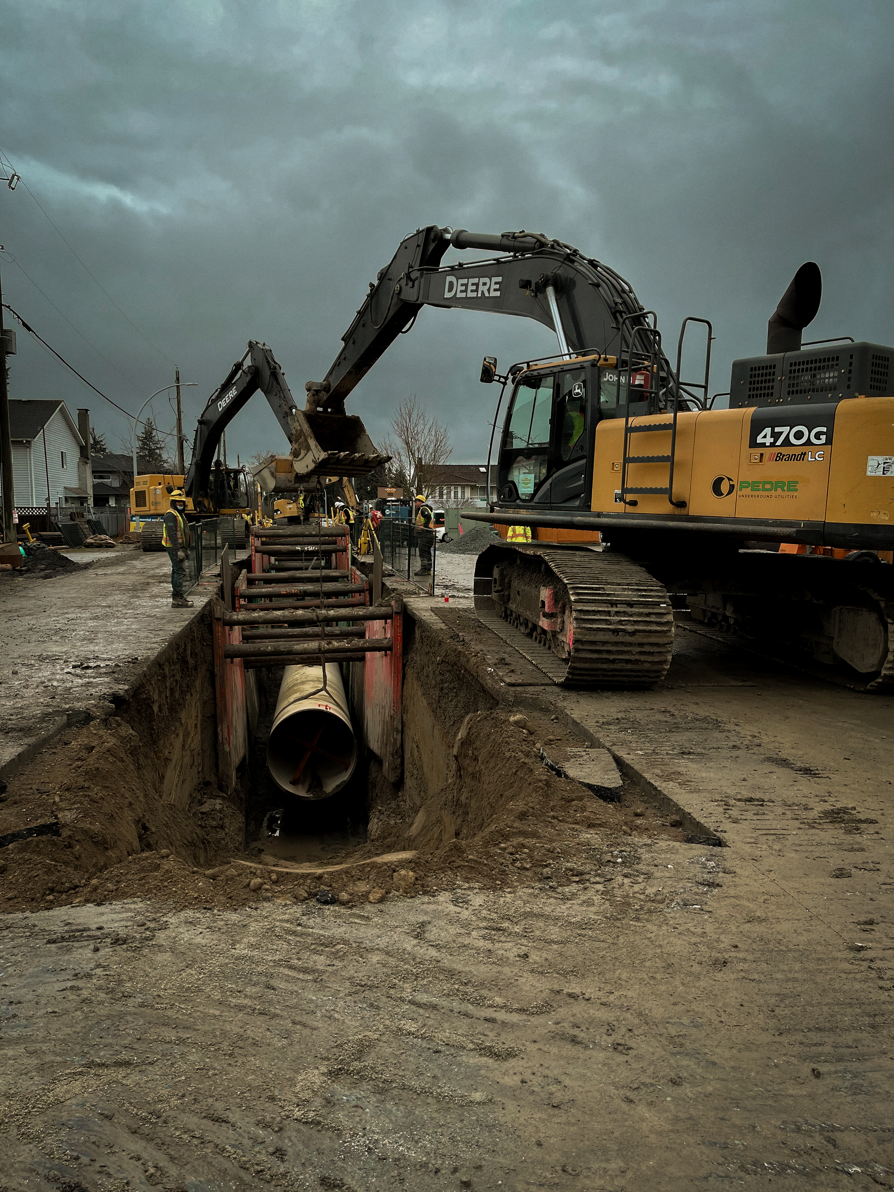 Pedre Contractors water main installation crew and equipment on site – photo 12