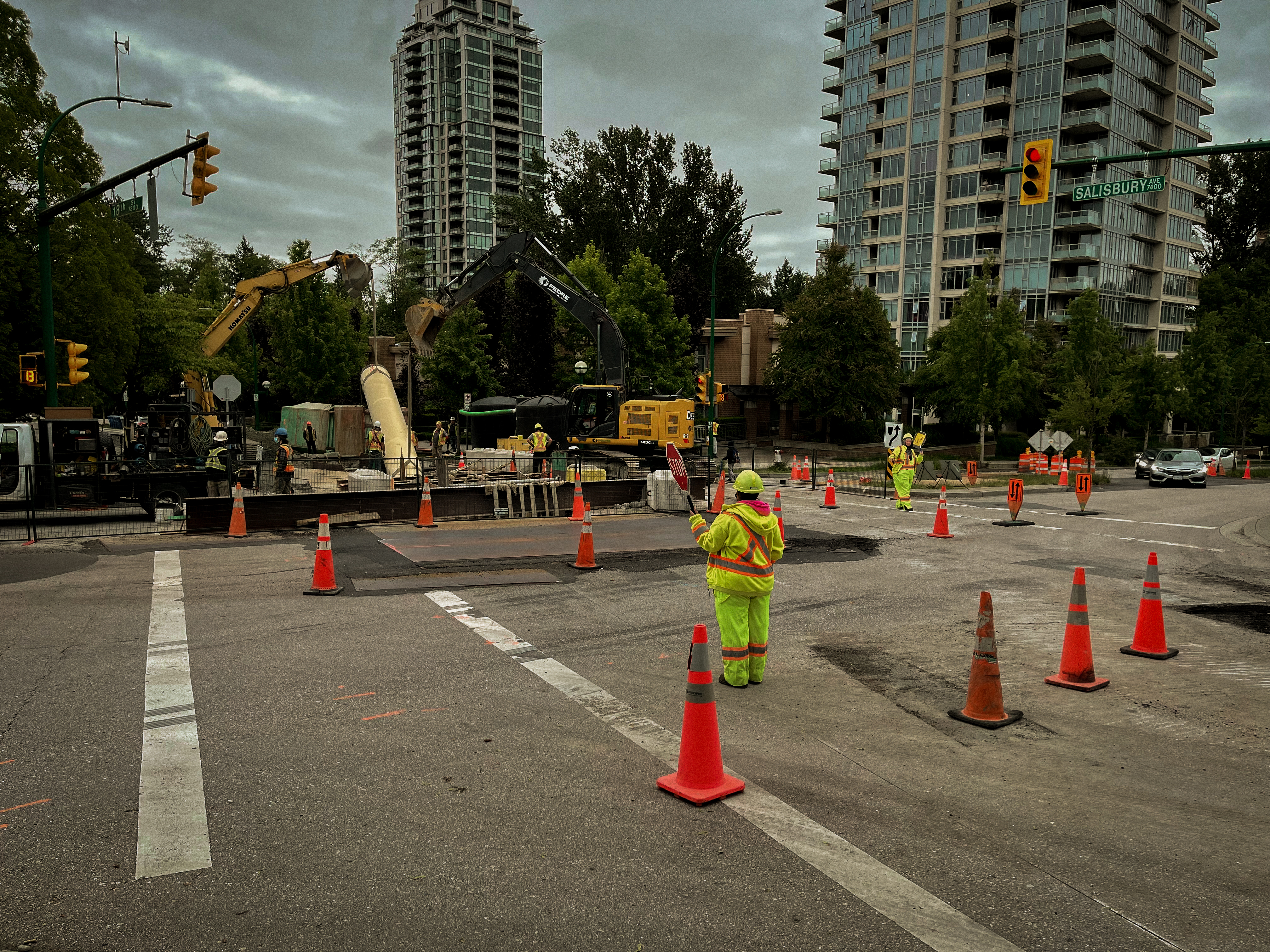 Pedre Contractors water main installation crew and equipment on site – photo 4