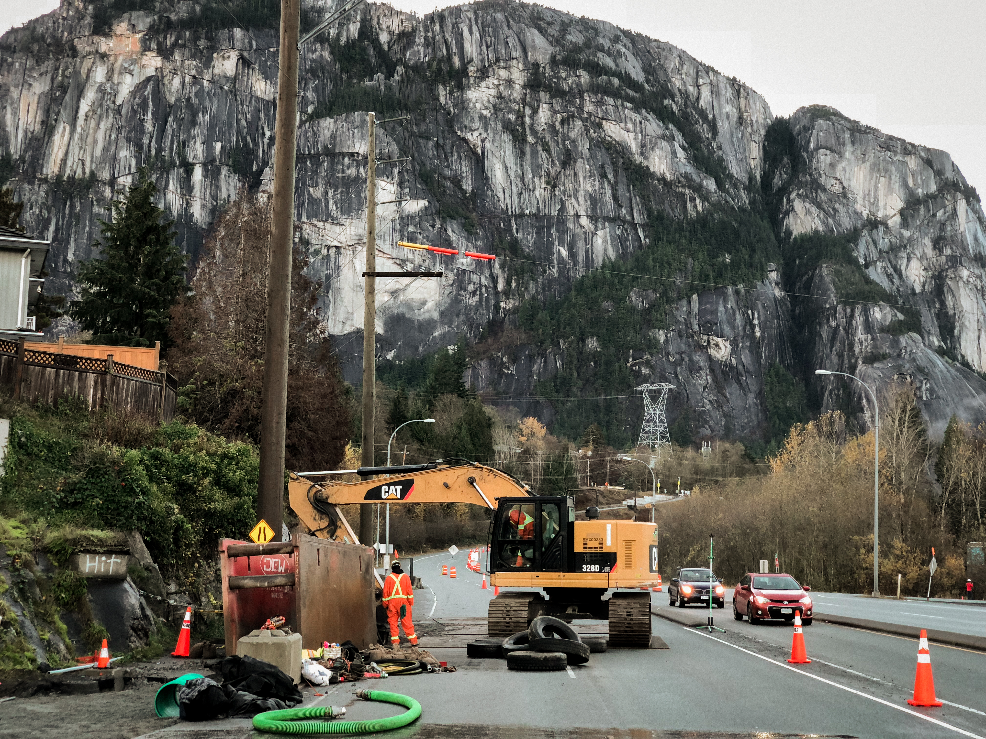Pedre Contractors water main installation crew and equipment on site – photo 3