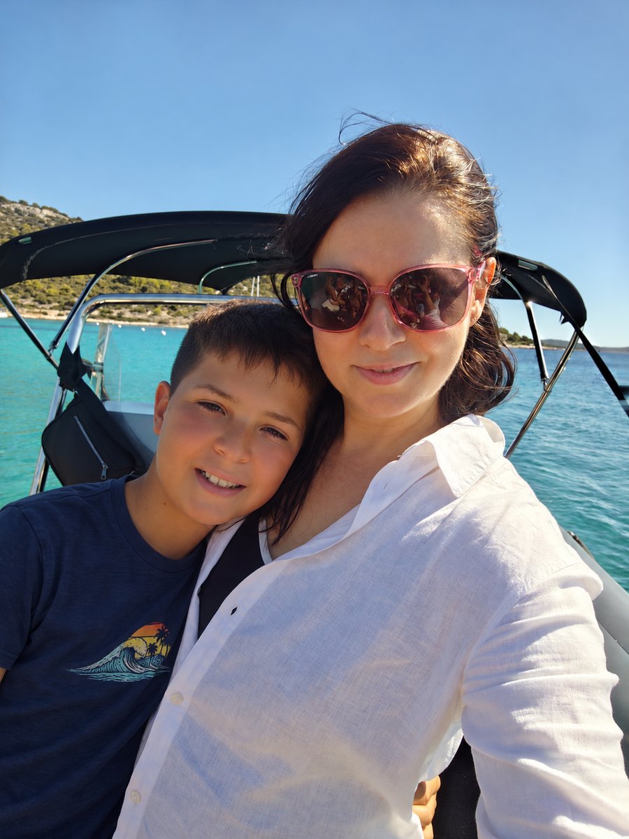 Natalia con su hijo en el mar