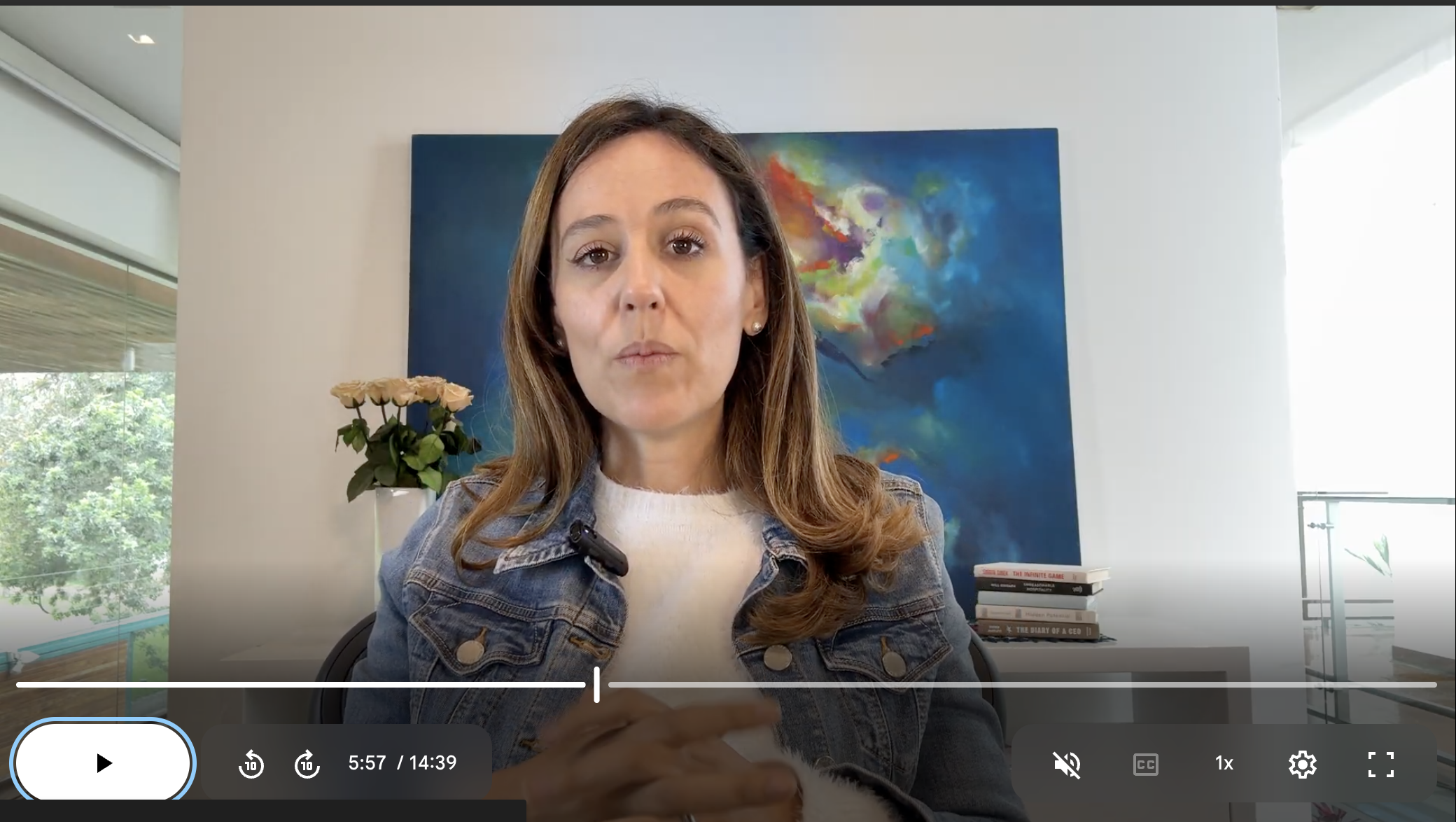 Mujer emprendedora feliz en su negocio