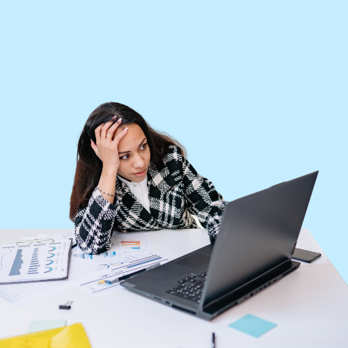 Mujer profesional en transición corporativa