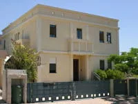 בית דו-קומתי בגוון בהיר