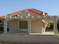 בית עם מרפסות וגג רעפים