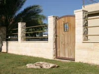 בית עם קשתות וגג רעפים