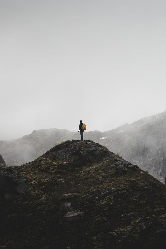 Energie – Mensch auf Berggipfel