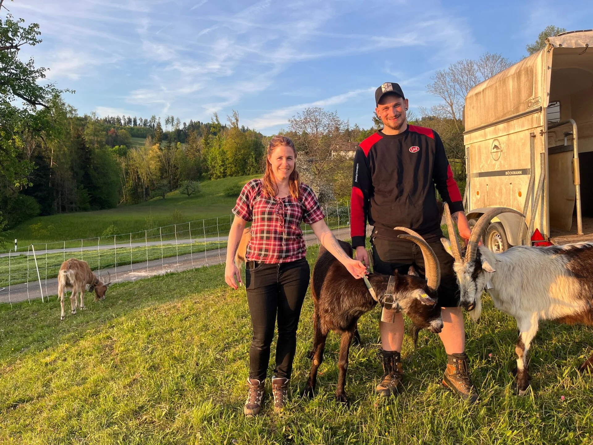 Lukas, Ajla mit Geissen vor dem Hofanhänger – das Gufelgeiss-Team
