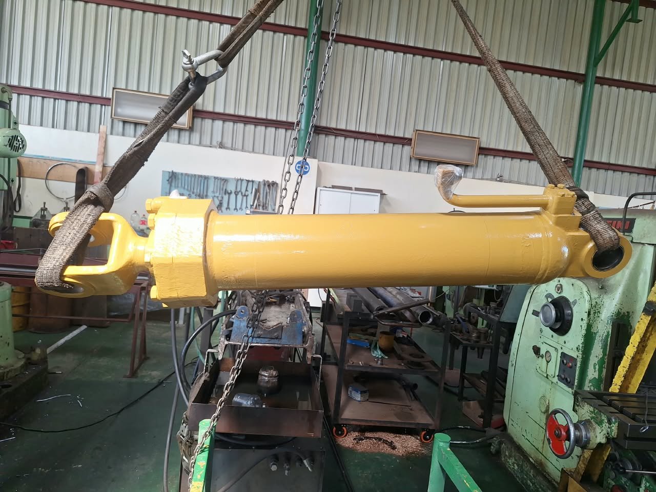 Hydraulic cylinder repair at Jedore Engineering
