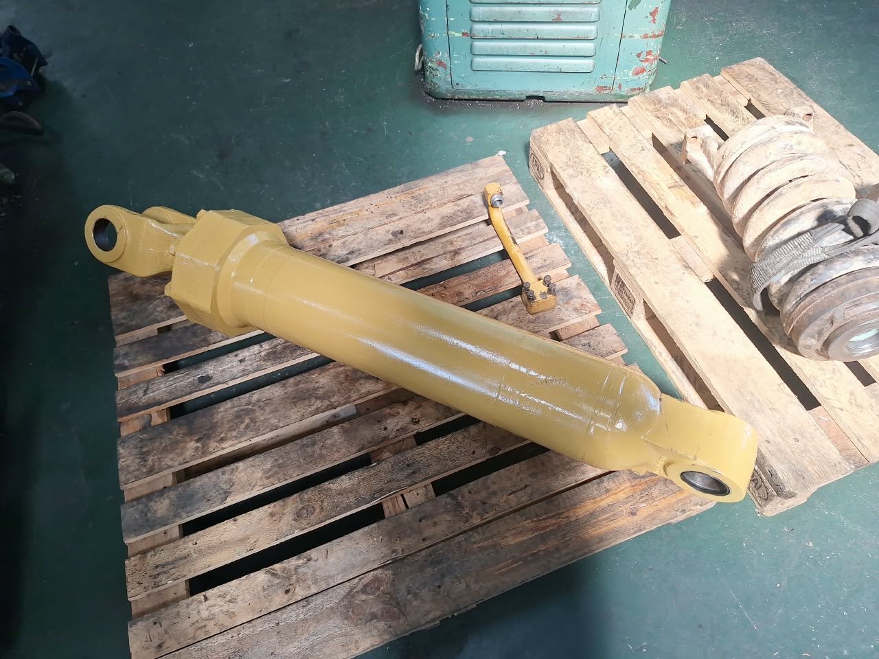 Hydraulic cylinder and ram repair at Jedore Engineering (2)