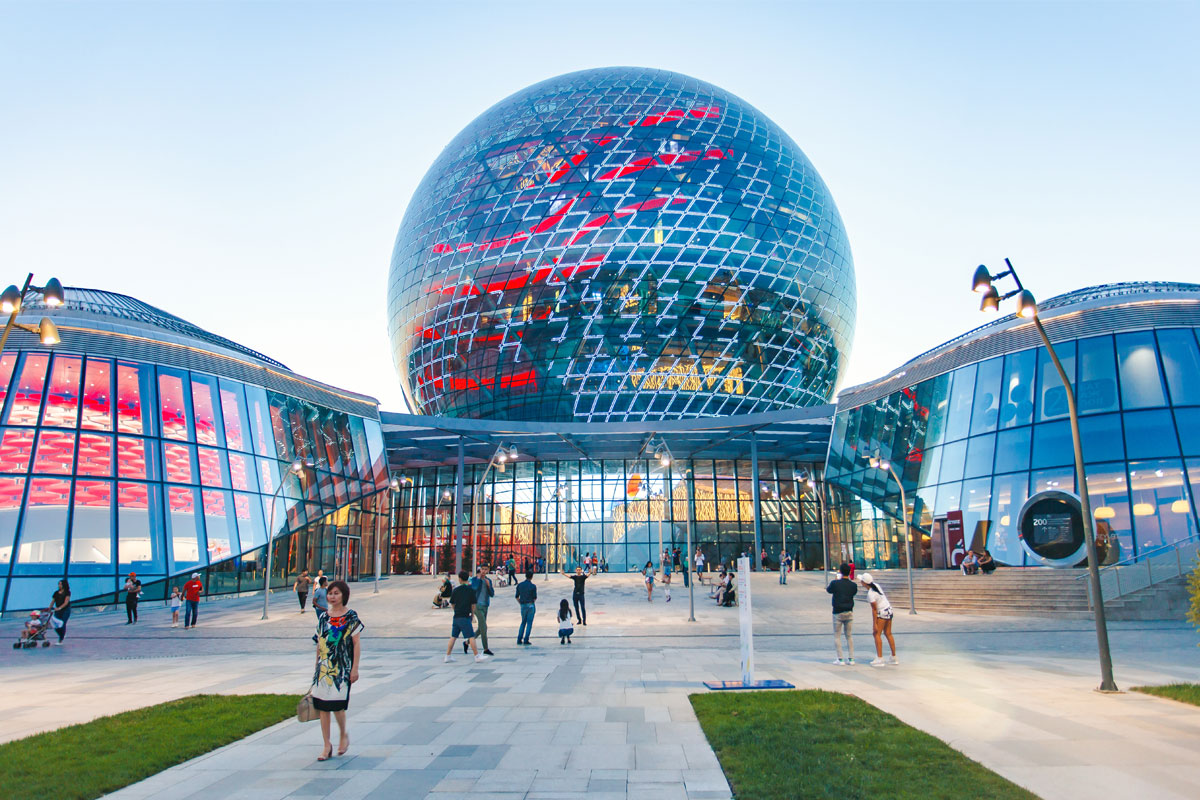 Museo de la Energía del Futuro Nur Alem Sphere en Astana construido para la Expo 2017 en Kazajistán