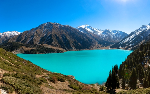 Big Almaty Lake con aguas turquesa rodeadas de montañas en el Parque Nacional Ile-Alatau cerca de Almaty