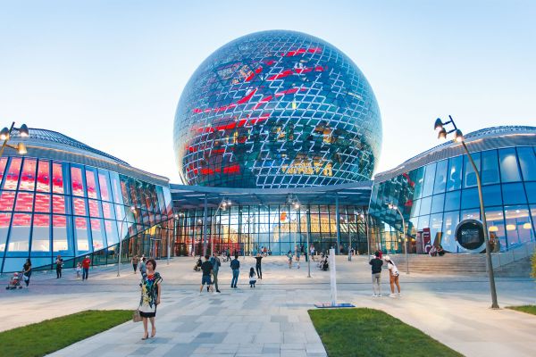 Museo de la Energía del Futuro Nur Alem Sphere en Astana construido para la Expo 2017 en Kazajistán