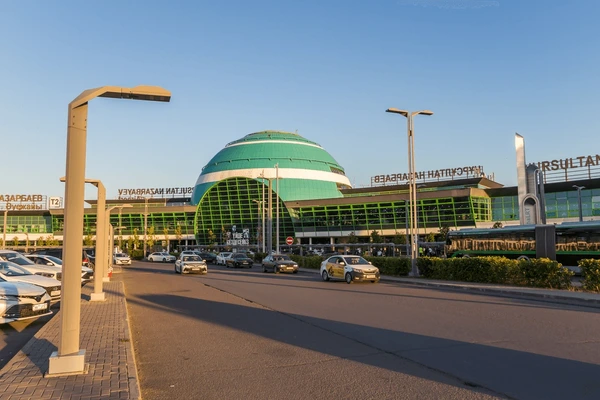 Aeropuerto en Kazajistán con terminal moderna, llegada de viajeros internacionales