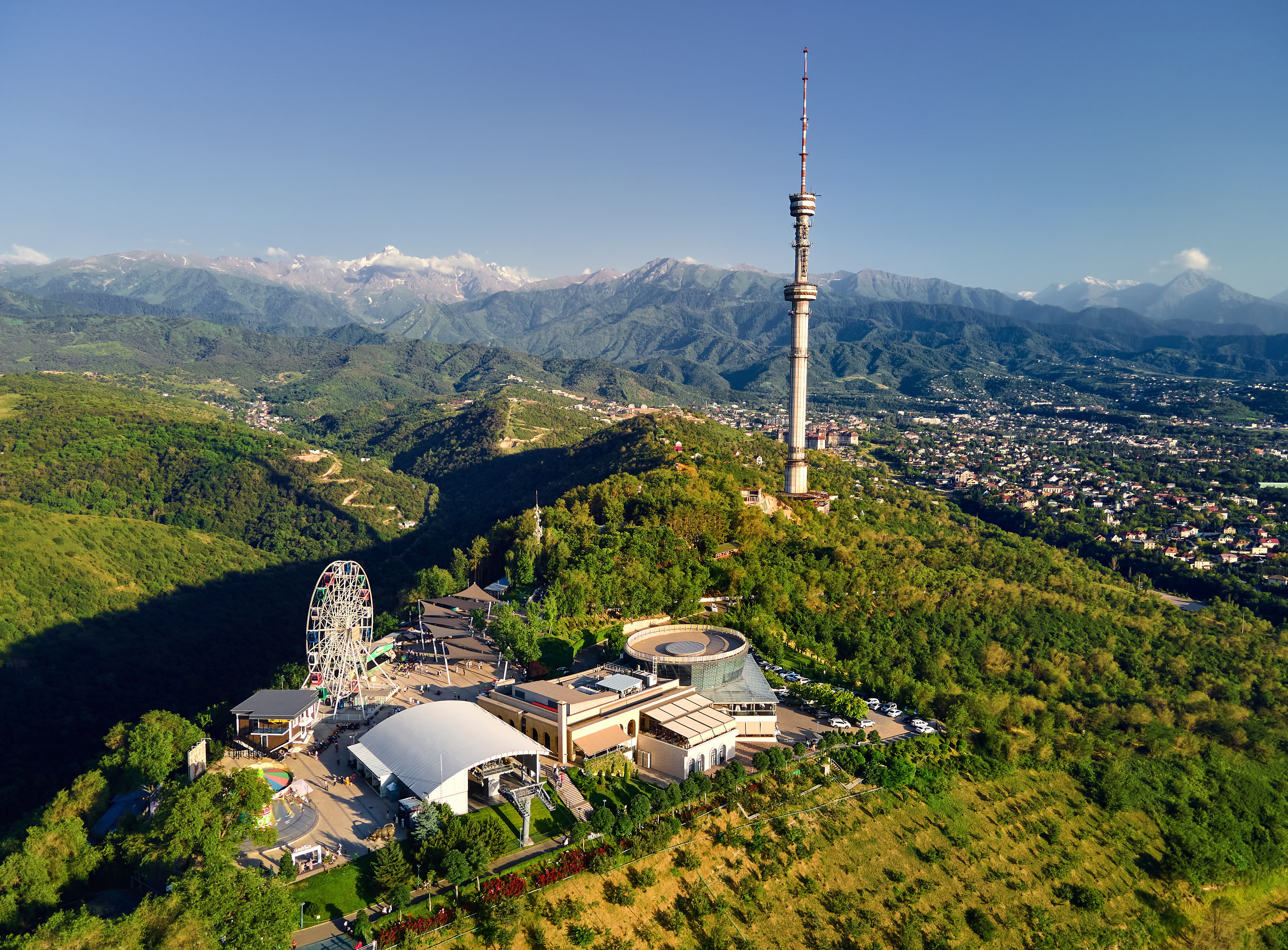 Kok Tobe en Almaty con vistas panorámicas de la ciudad y las montañas del Tian Shan  Alternativa:
