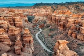 Vista panorámica del Cañón de Charyn cerca de Almaty con sus espectaculares formaciones rocosas