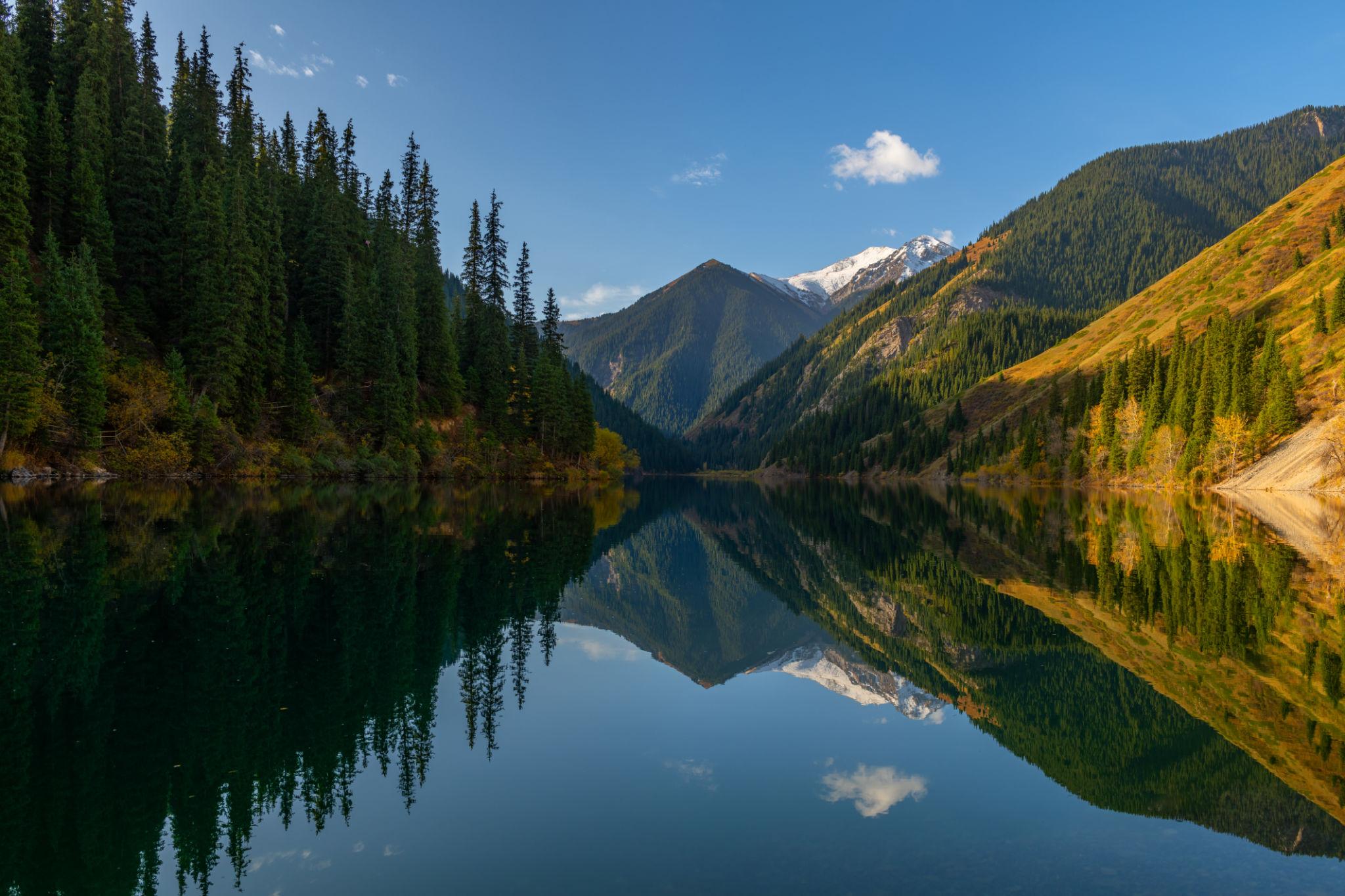 Lower Kolsai Lake en Kazajistán rodeado de bosques y montañas