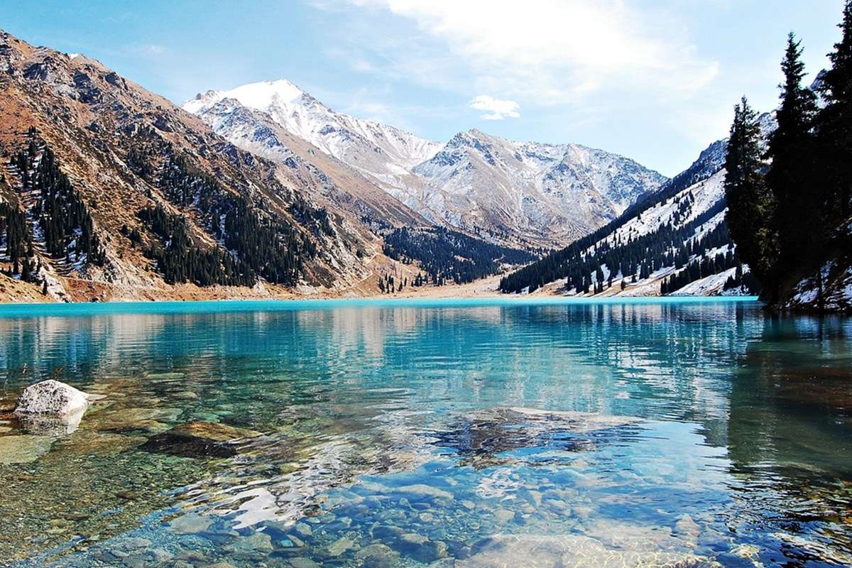 Vista panorámica de Big Almaty Lake en Kazajistán con montañas nevadas del Tian Shan
