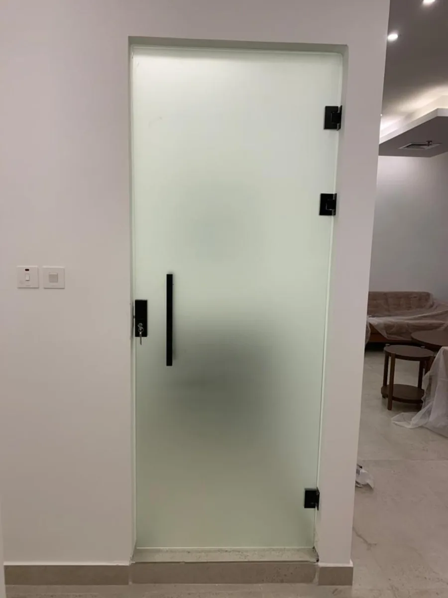 أبواب زجاج من أعمال العمر المتحدة في الكويت