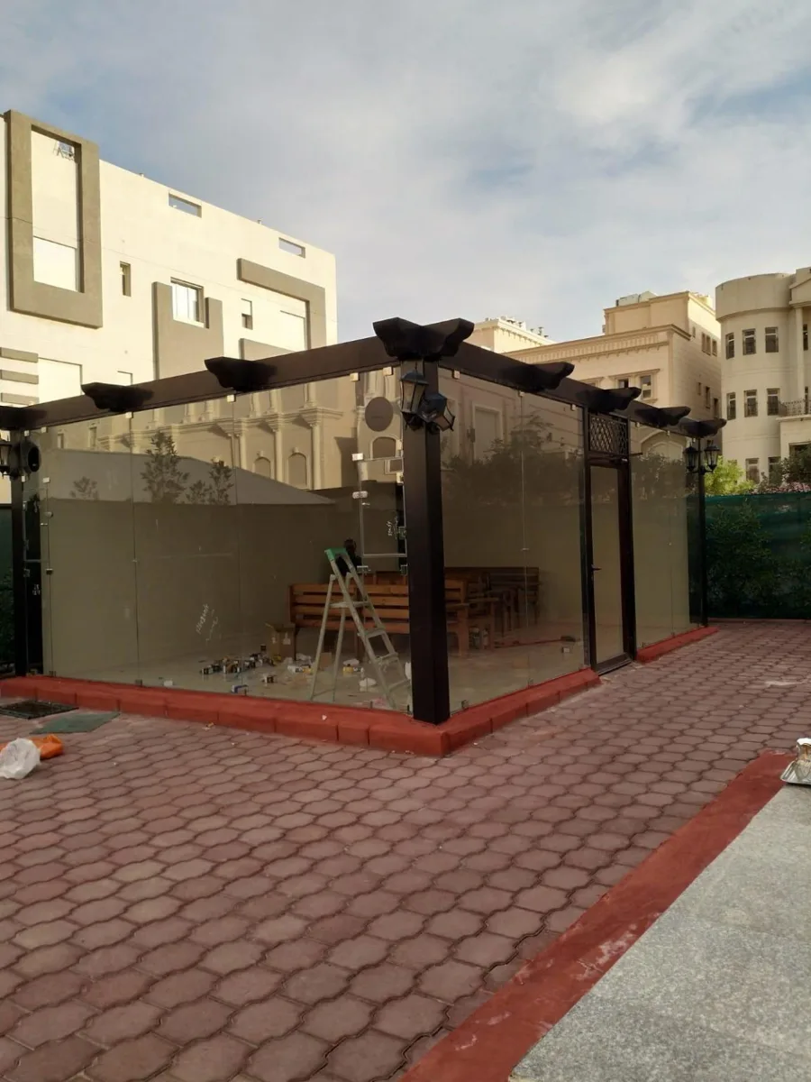واجهات وغرف زجاجية من أعمال العمر المتحدة في الكويت