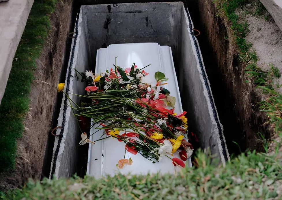 Burial With Services in Charlotte, Manatee, and Collier Counties