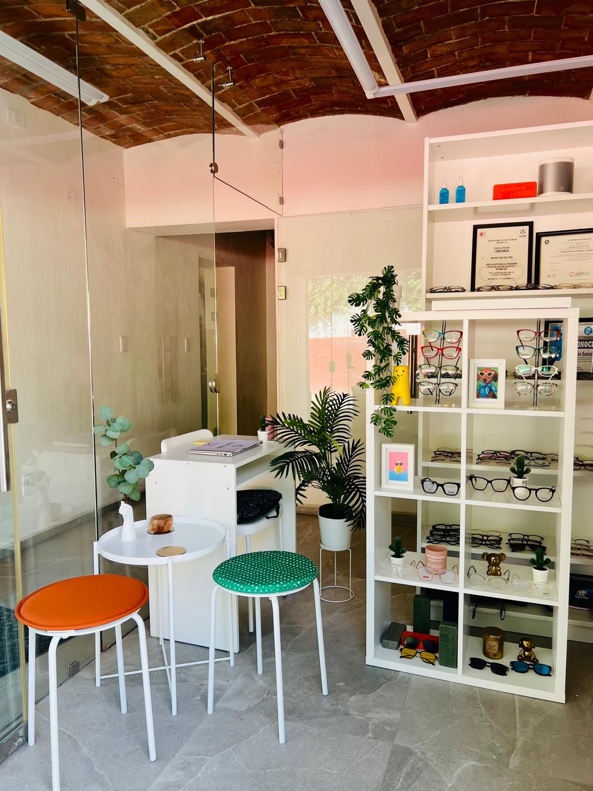 Interior de Doctor Optical, exhibición de armazones y área de espera