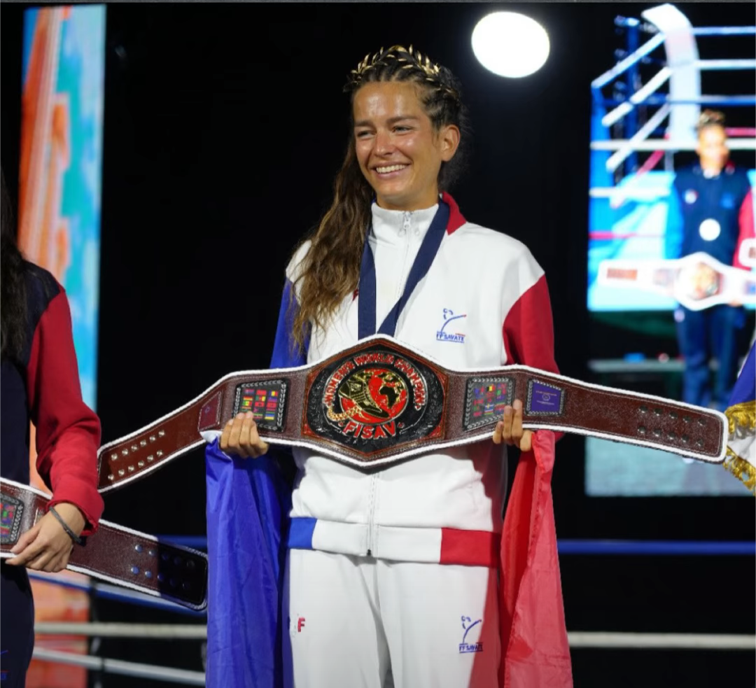 Noa Roussy, Championne du monde 2026 de savate, avec sa ceinture