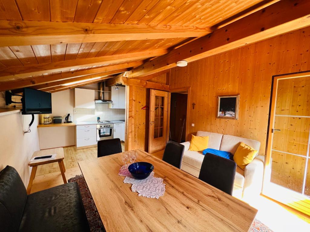 Wohnküche aus Zirbenholz in der Ferienwohnung Loft