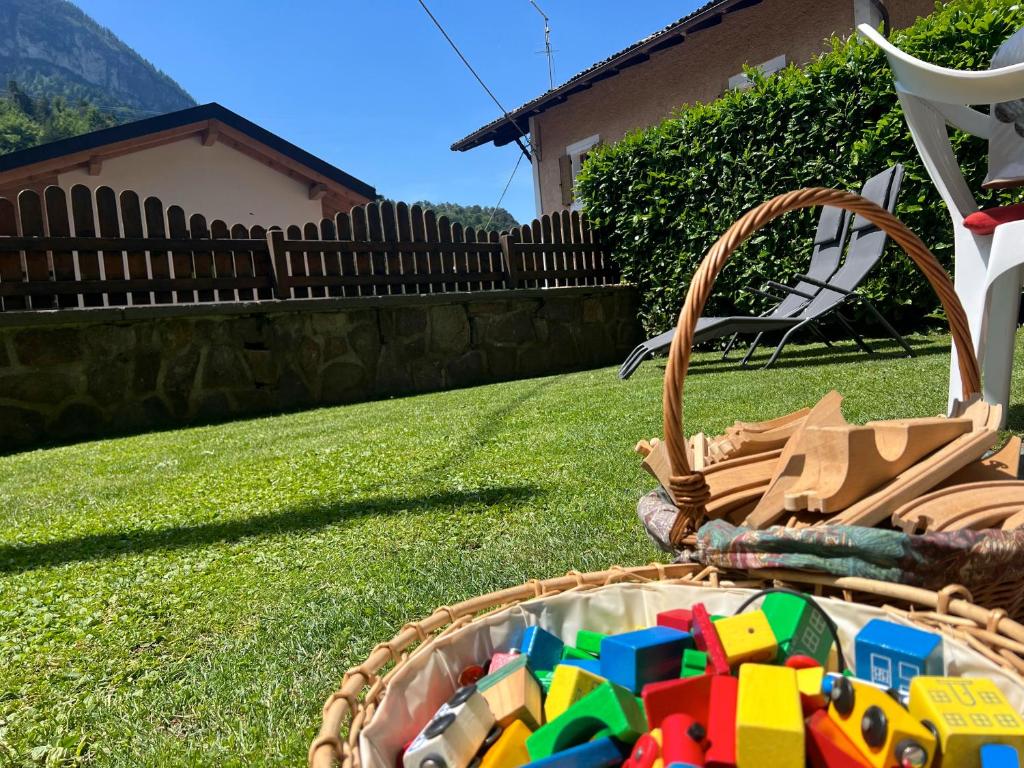 Spielzeug auf dem Rasen vor der Ferienwohnung Garten