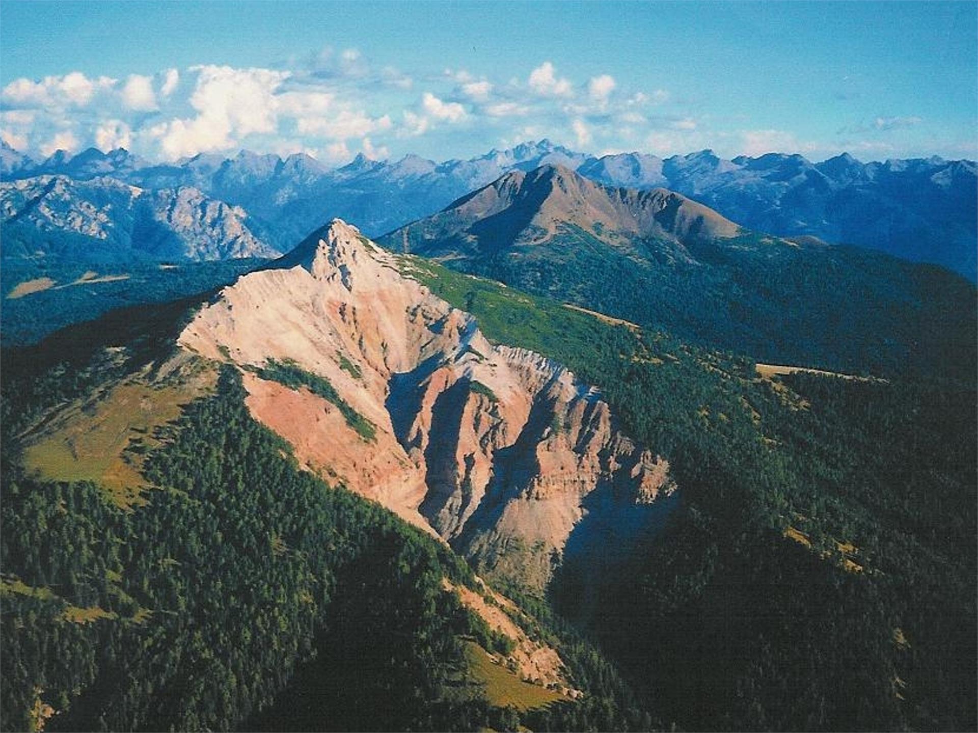 Weißhorn mit Bletterbachschlucht aus der Luft