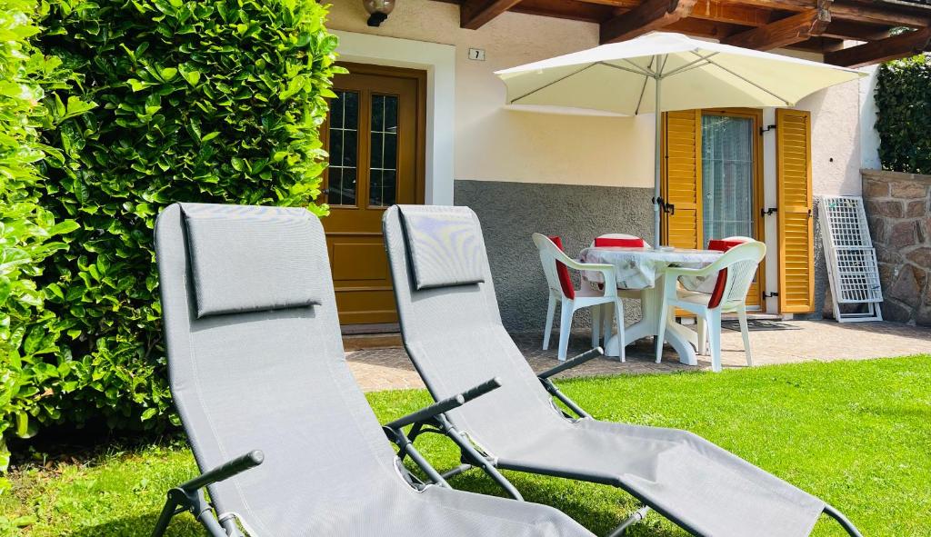 Liegestühle auf dem privaten Rasen der Ferienwohnung Garten
