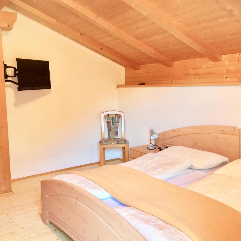 Schlafzimmer mit Holzdecke in der Ferienwohnung Tradition