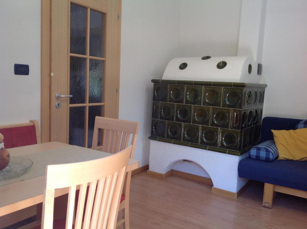 Kachelofen im Wohnraum der Ferienwohnung Tradition