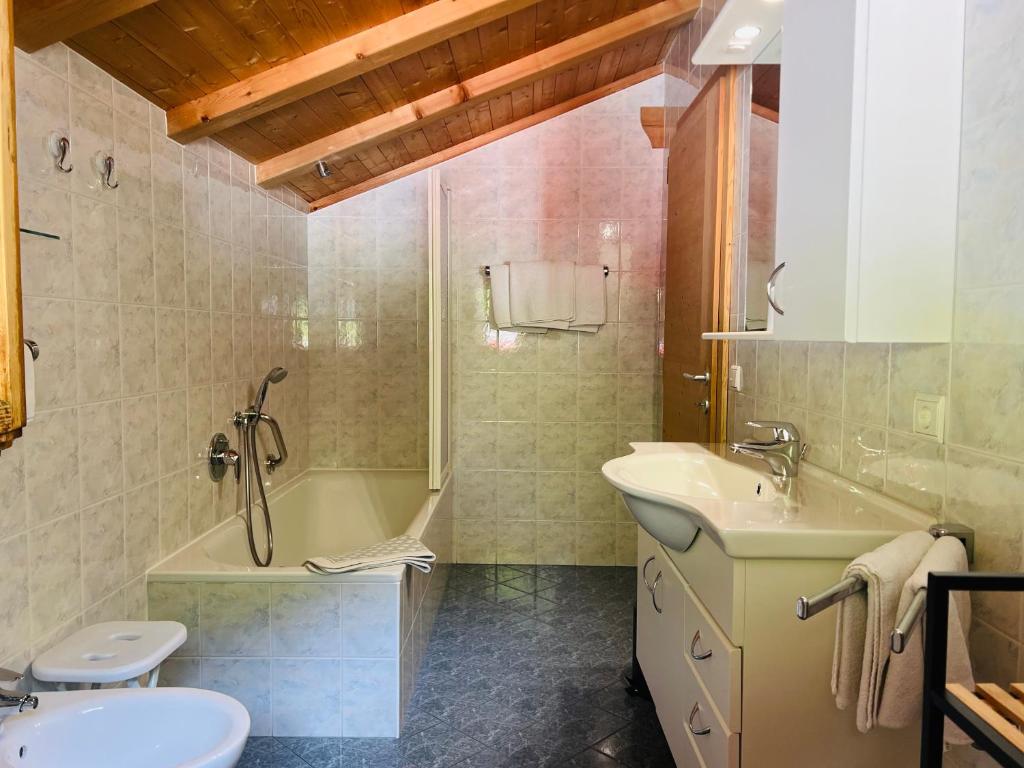 Bad mit Badewanne in der Ferienwohnung Loft