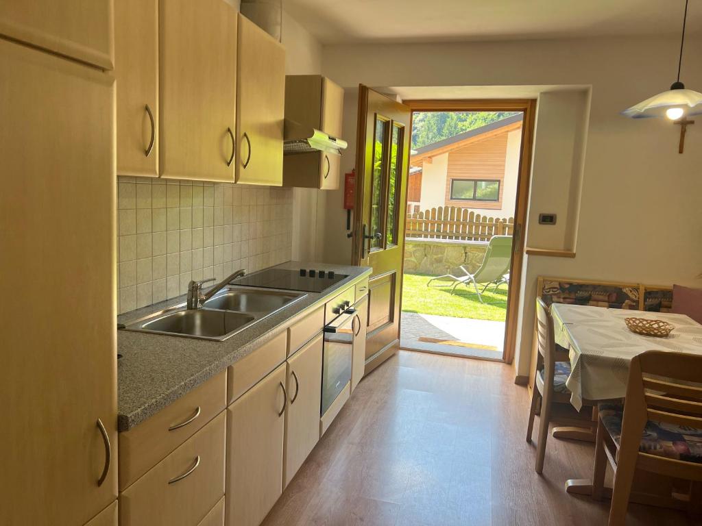 Küchenzeile der Ferienwohnung Garten mit Blick in den Garten