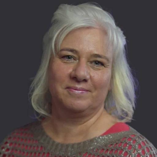 Rákosy Emese csakraállítás, családállítás és asztrológiai állítás szakember. Segítség elakadások, ismétlődő minták és belső blokkok oldásában.