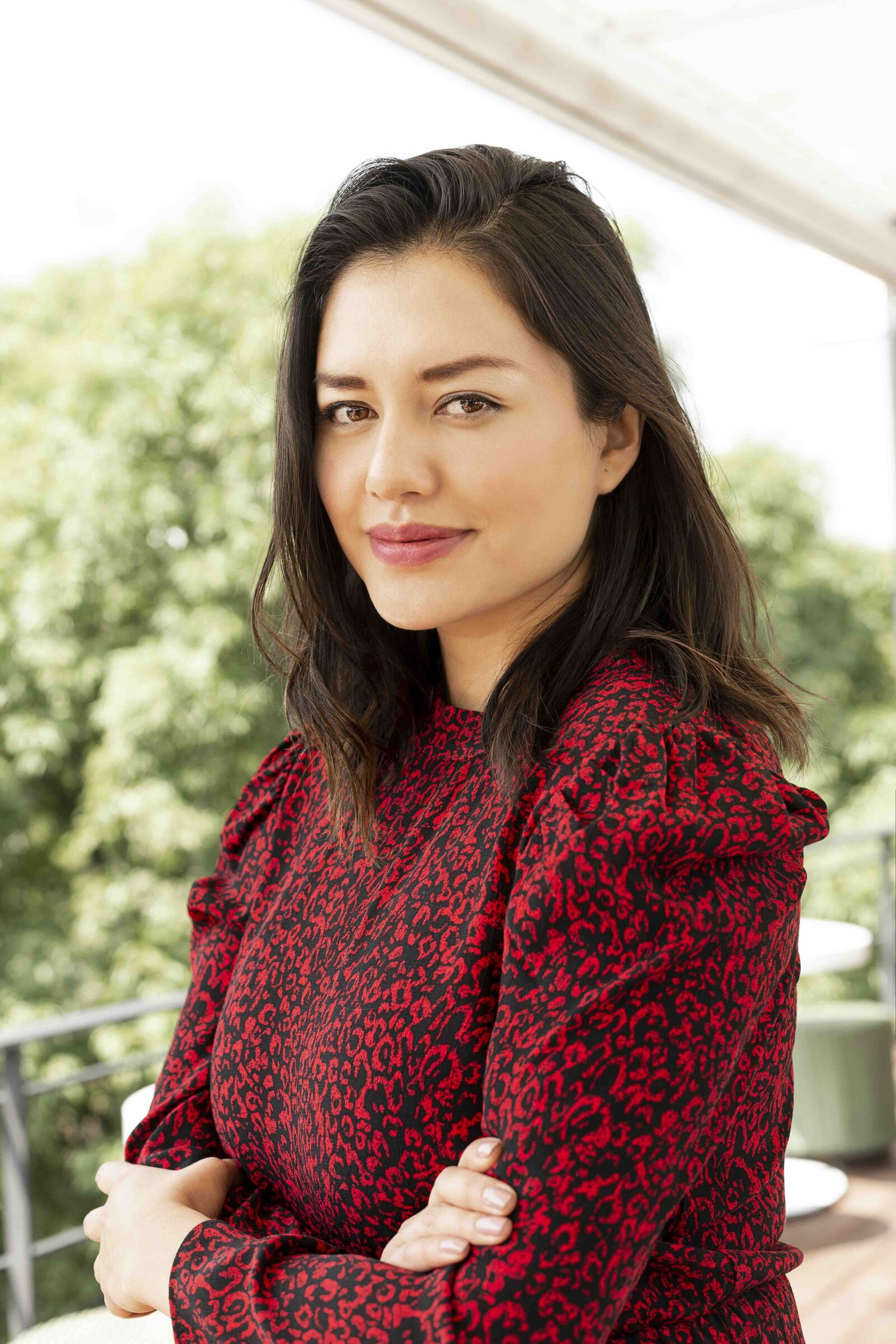 Judith González con blusa roja en una terraza