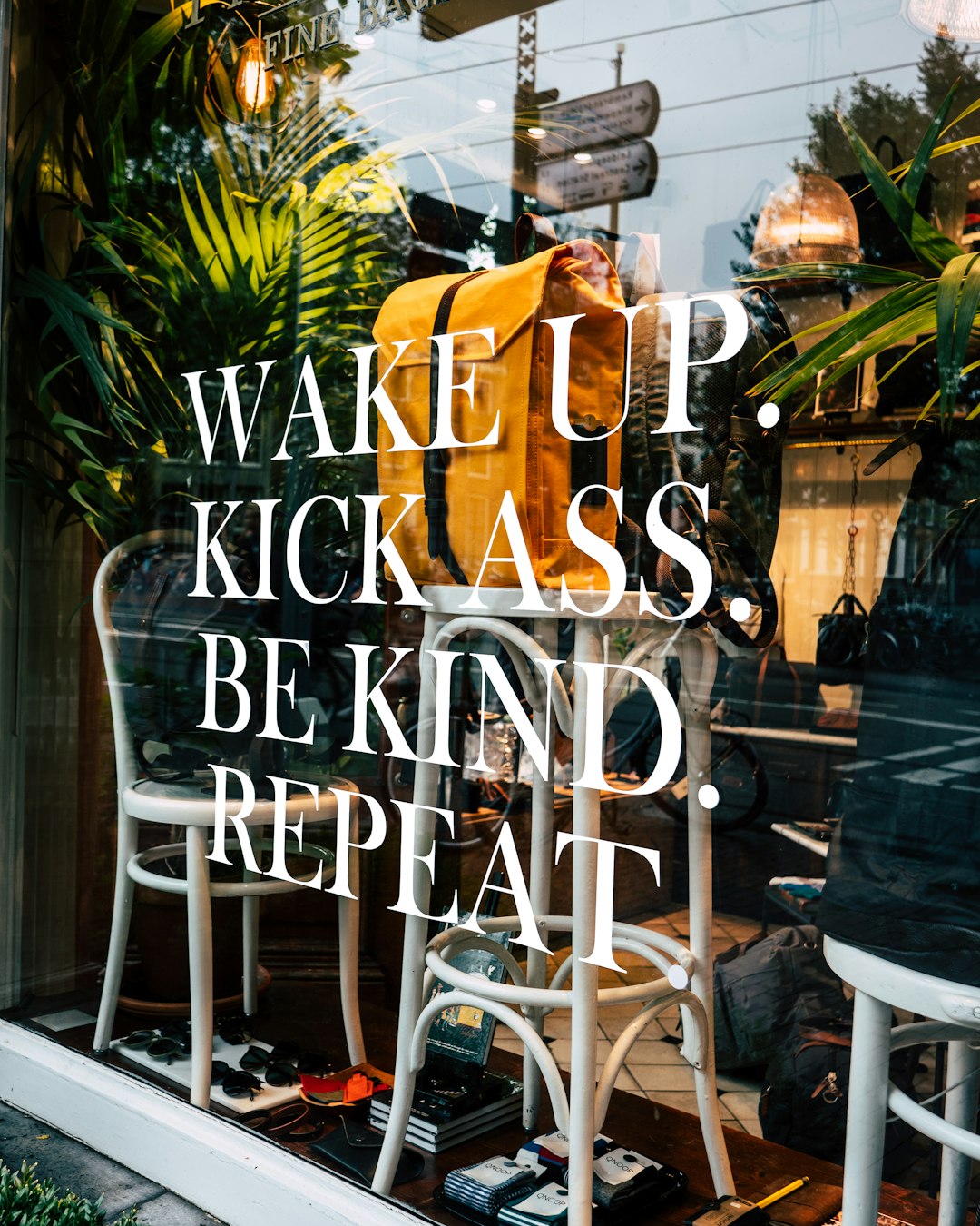 Vitrine met motiverende quote: ‘Wake up. Kick ass. Be kind. Repeat.’
